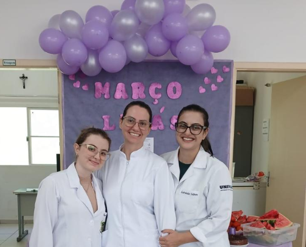 Mar�o Lil�s: Alunos de Enfermagem atuam na promo��o da sa�de da mulher